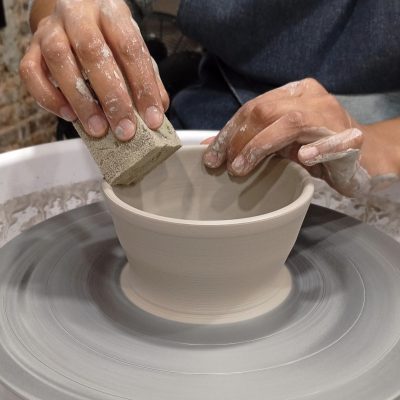 Taller de torno alfarero y decoración básica Decoración básica en torno alfarero cerámica | Talleres de Artesanía y Ocio Creativo en Barcelona