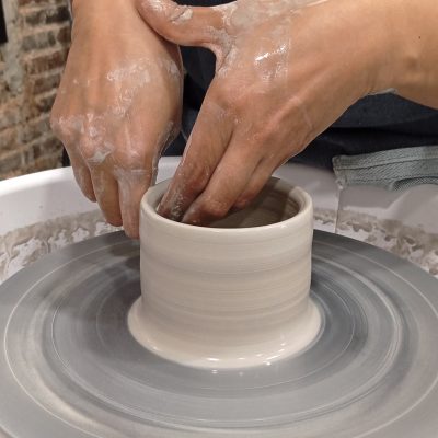 Taller de torno alfarero y decoración básica Decoración básica en torno alfarero cerámica | Talleres de Artesanía y Ocio Creativo en Barcelona