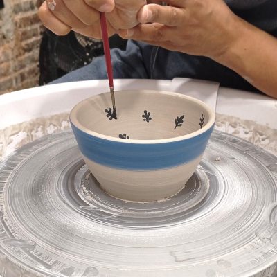 Taller de torno alfarero y decoración básica Decoración básica en torno alfarero cerámica | Talleres de Artesanía y Ocio Creativo en Barcelona